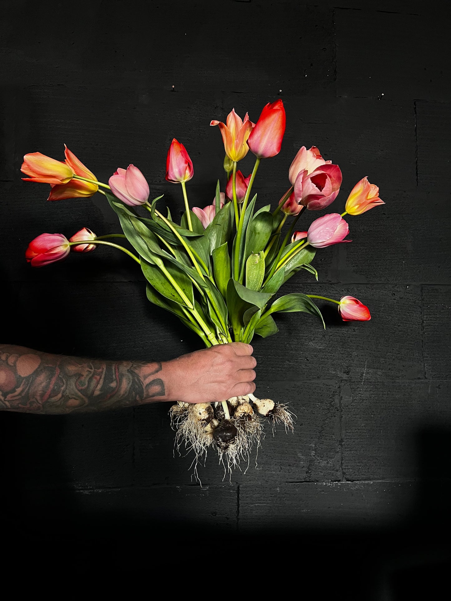 Vol boeket van gifvrije tulpen, plukvers van de biologische kweker en uniek samengesteld door Raw & Pure.