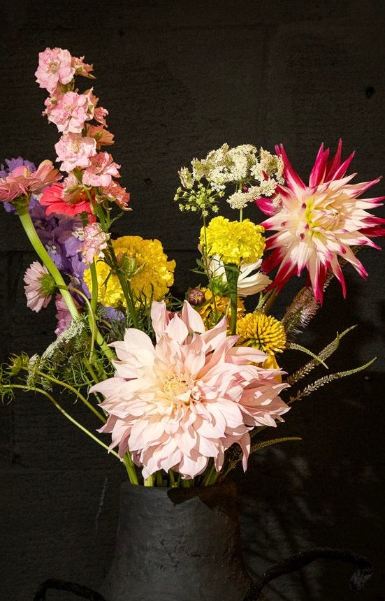 Detail van natuurlijke en gifvrije bloemen uit de Small collectie van Raw & Pure, focus op eerlijke en pure teelt.