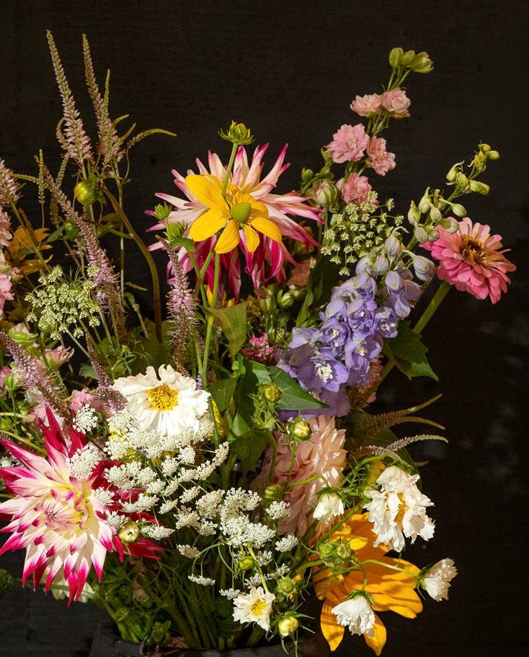 Close-up van de pure kwaliteit van gifvrije seizoensbloemen, detailopname van een duurzaam Medium boeket van Raw & Pure.