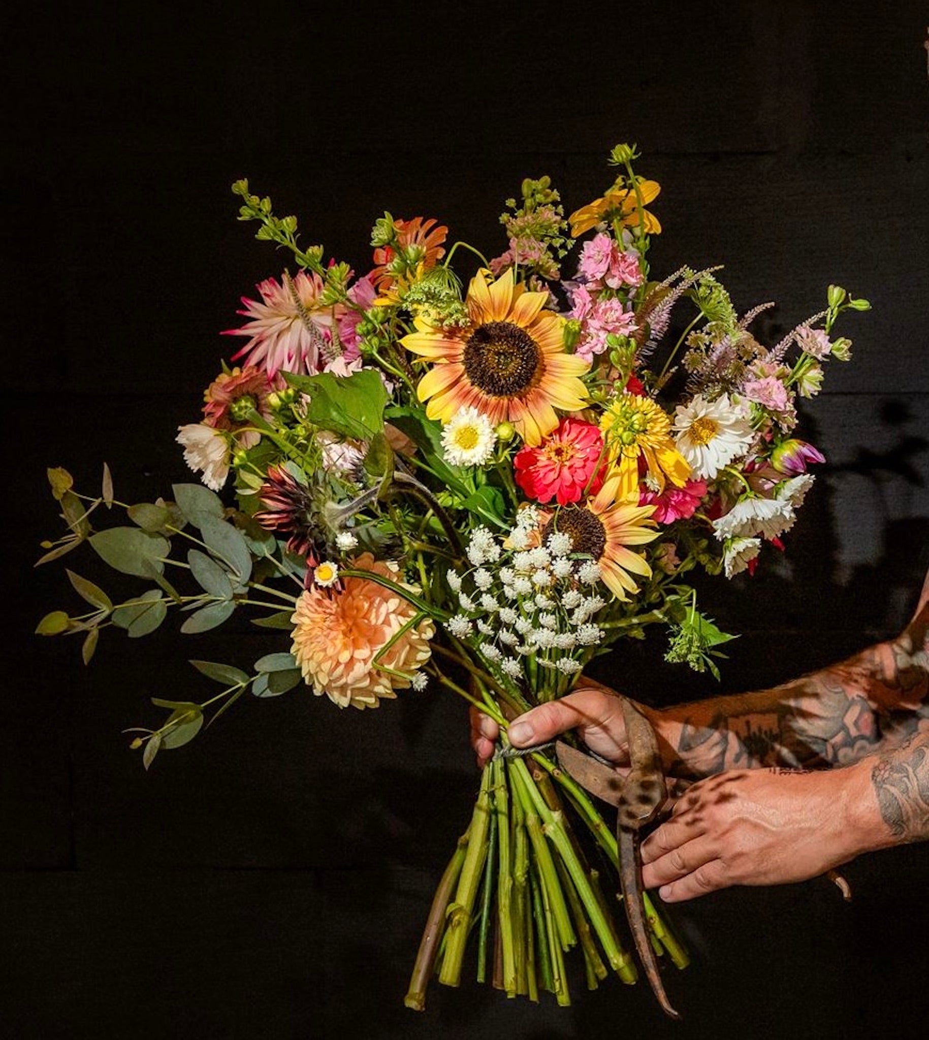 Rijkgevuld veldboeket Large van plukverse biologische bloemen, uniek samengesteld met de mooiste bloeiers van het seizoen door Raw & Pure.