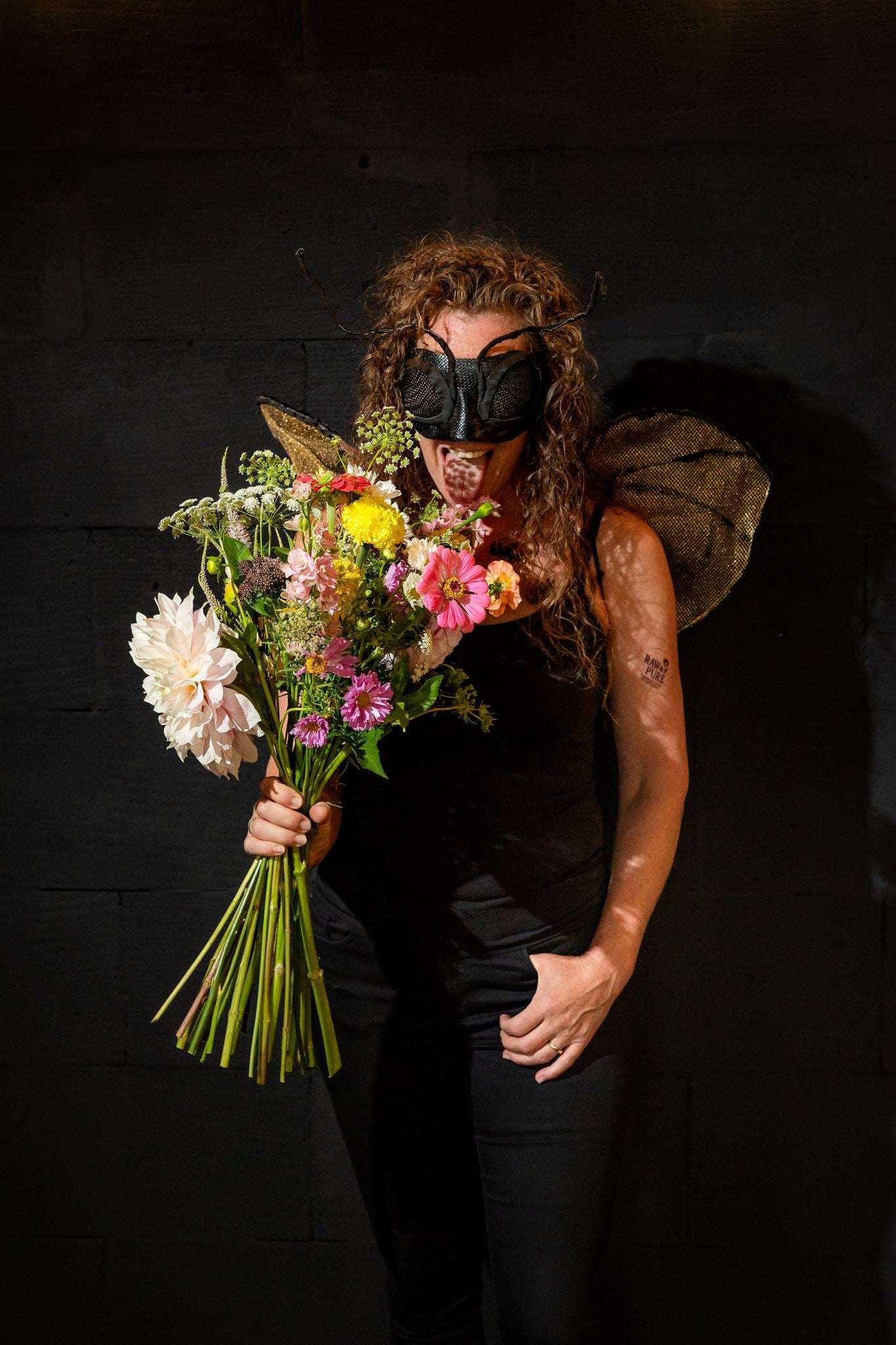 Stijlvol en rebels portret van het Signature boeket Medium, handgebonden met biologische bloemen in de authentieke Raw & Pure stijl.