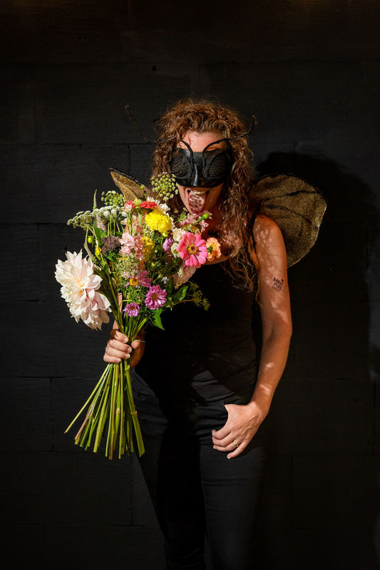 Stijlvol en rebels portret van het Signature boeket Medium, handgebonden met biologische bloemen in de authentieke Raw & Pure stijl.
