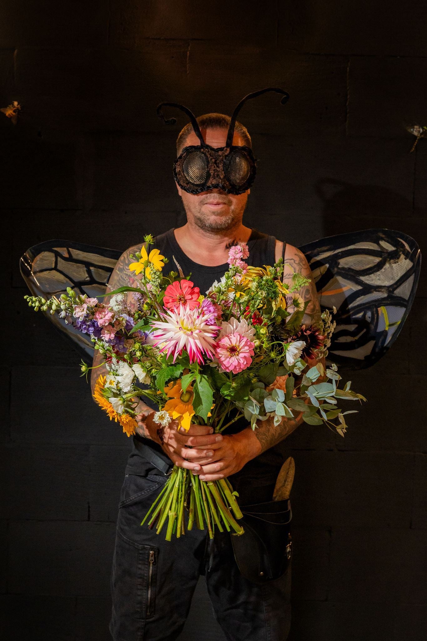 Artistiek en stoer portret van een groot handgebonden boeket biologische bloemen in de iconische Raw & Pure stijl, maat Large.