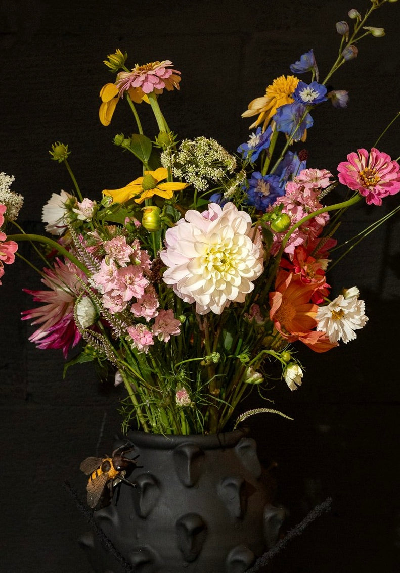 Handgebonden veldboeket Medium van gifvrije plukbloemen, uniek en vers samengesteld met de beste seizoensoogst door Raw & Pure.